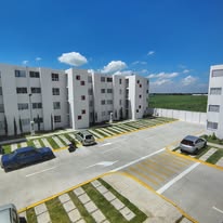 Conjunto habitacional moderno con estacionamiento