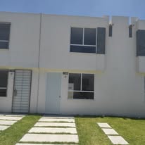 Edificio con áreas verdes